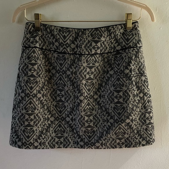 H&M wrap skirt, size 8 mini length - Picture 4 of 9